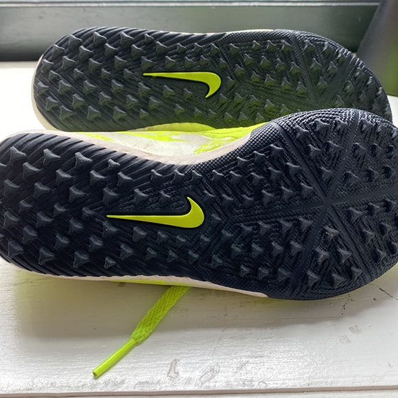 Soccer Turf cleats.  NIKE. Kids size 11. - Picture 4 of 4